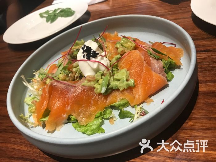 小岛鱼薯 fish & chips(淮海中路店)烟熏三文鱼配牛油果及鱼子酱色拉