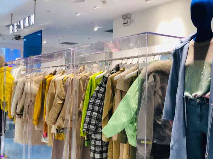 re"van(群光广场店)-"这是一个时尚的女装品牌,在武汉