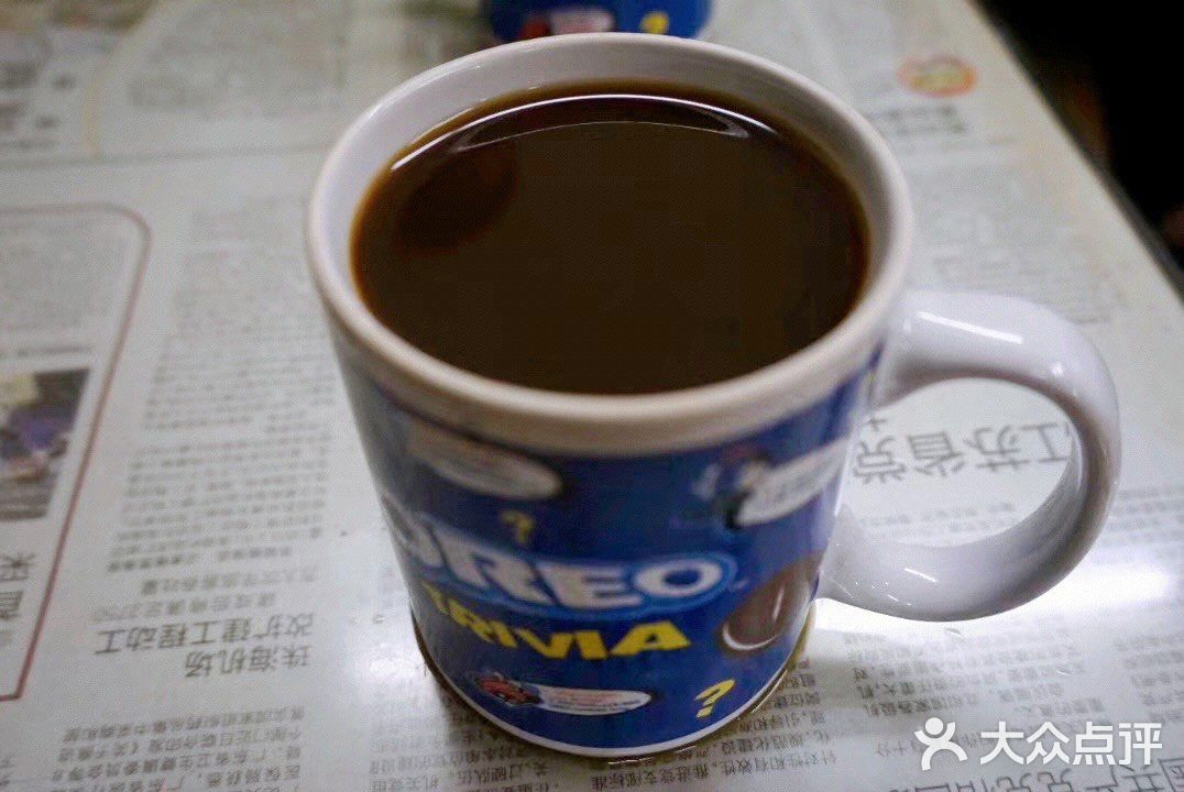 边上还有客人等待老板给他们戳破溃疡