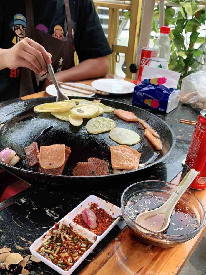 贵州活油烙锅·地摊火锅·丝娃娃(官渡古镇店)