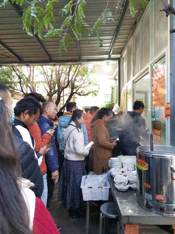 雷老六过桥园米线"建水大确幸,雷老六过桥米线,每次到建水必.