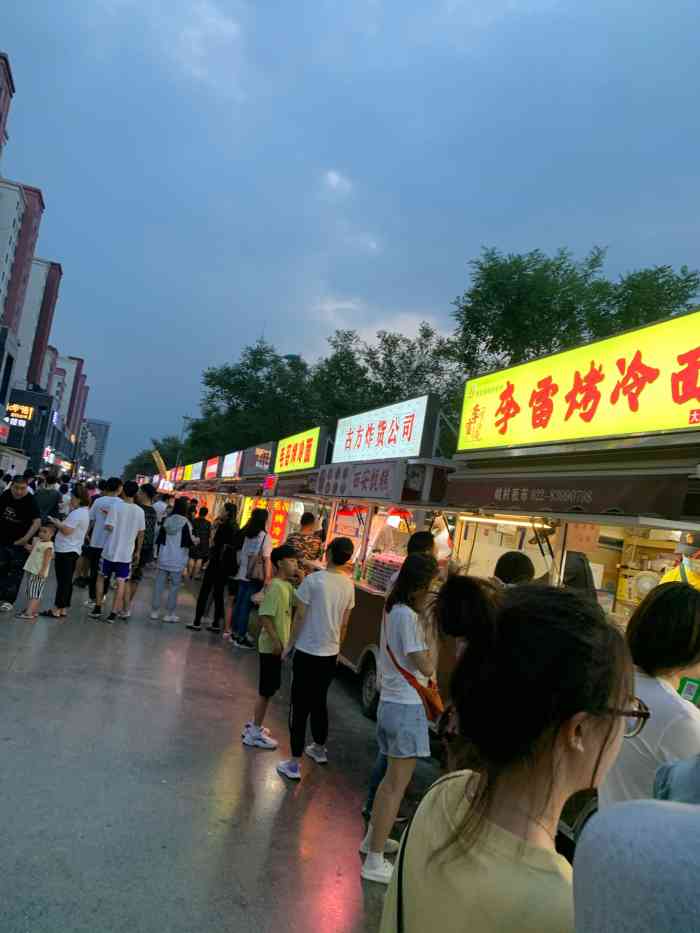 姚村美食街-"姚村夜市 真够火的 六点多到的人就不.