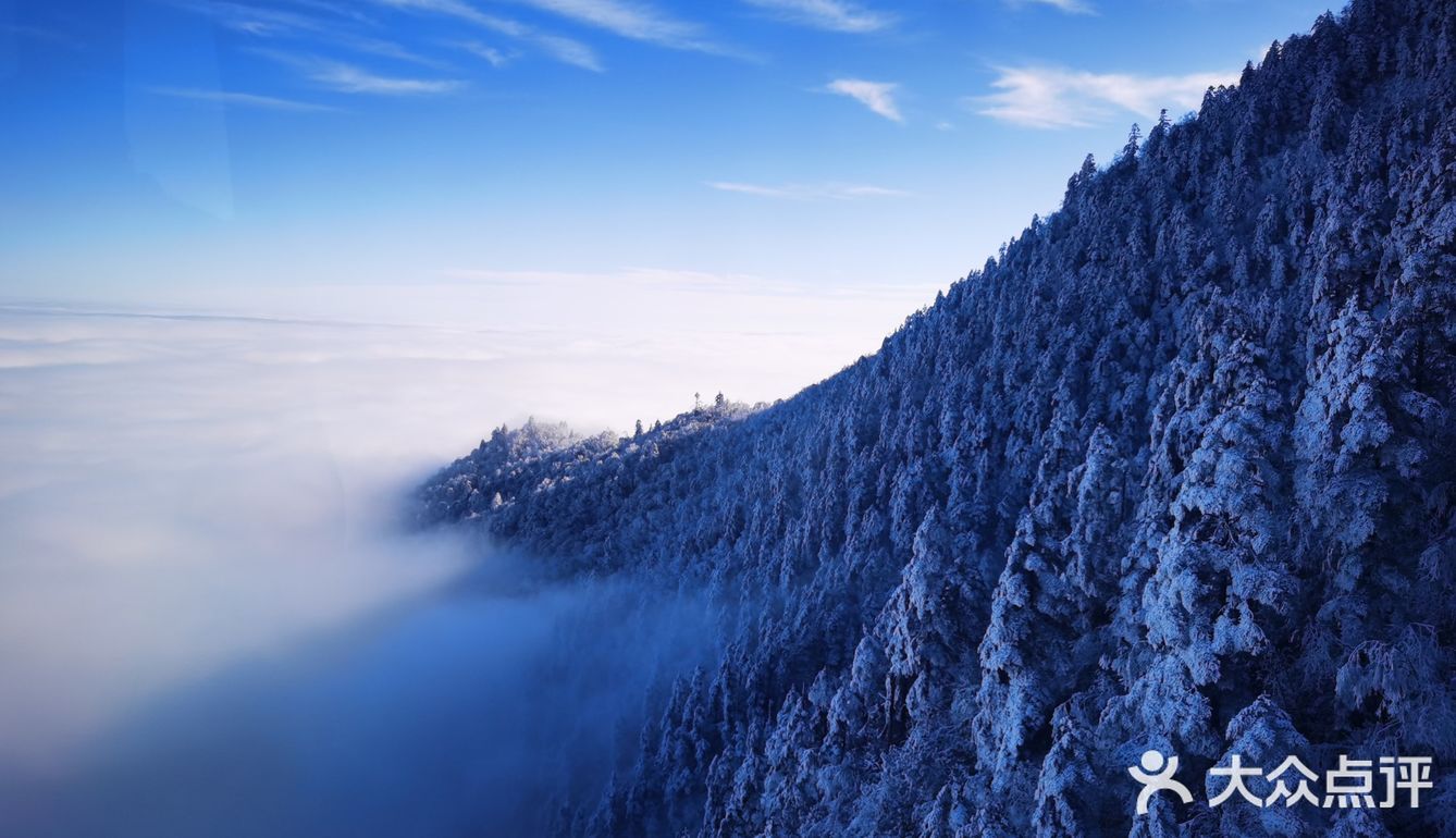 初雪的西岭雪山惊艳了时光