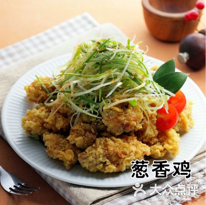 葱香鸡-将酱汁浇在炸鸡上吃.