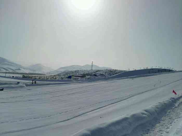 石河子将军山滑雪场-"先去了卧龙山滑雪场,比较近而且都是魔毯,.