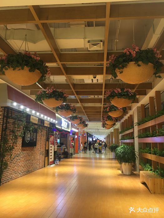 喜欢清静又能买衣服有能逛超市的地方,就选.