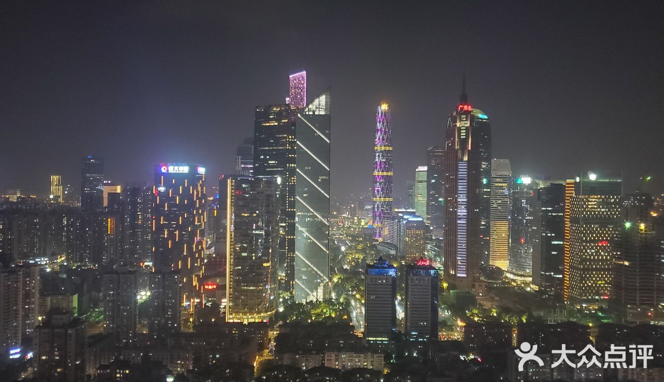 晚上在正佳广场楼上拍了珠江新城的夜景,真的特别美