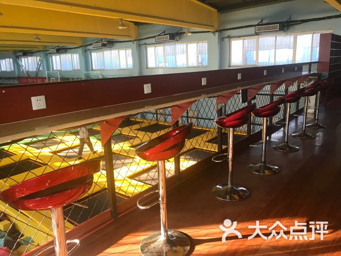 空气动能羽毛球馆蹦床馆