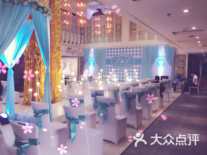 爱之泉婚庆:朋友的婚礼找的这家,整体挺不错.银