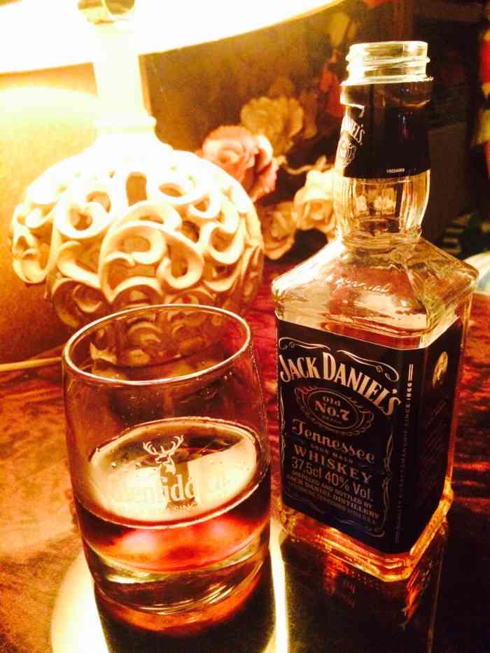一杯酒,一包烟,一个霓裳泡一天