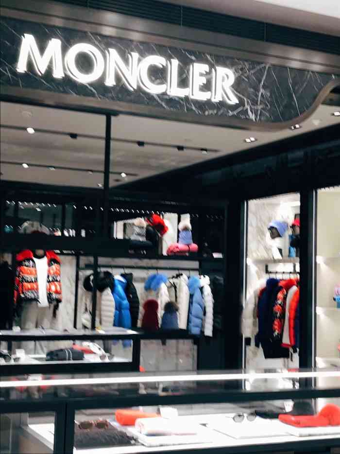 moncler(skp店)-"位于西安skp一层最后面,大牌的东西.