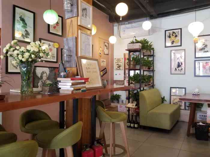 盛超主题餐厅(怀特店)-"这家店藏的特别深在怀特停车场一个拐角的.
