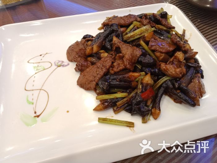 烧汁鸡枞菌炒牛肉