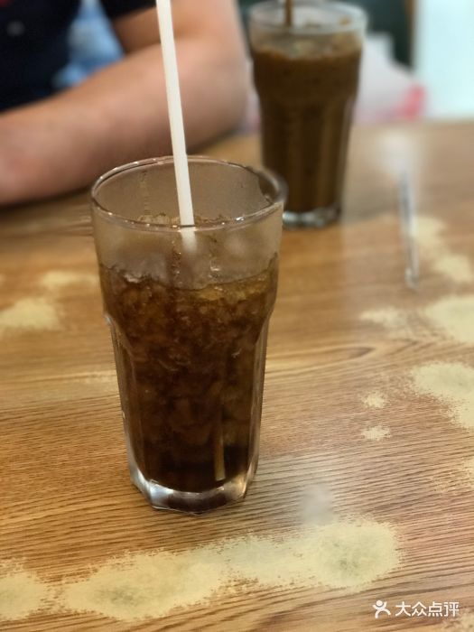 很多冰块的饮料