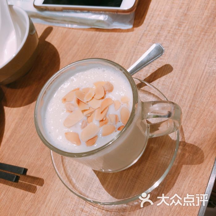 蛋白鲜奶杏仁茶