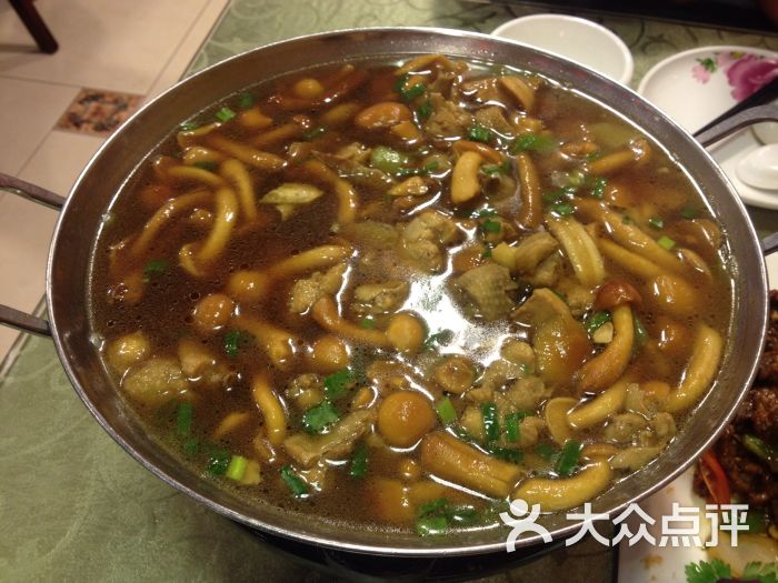 锅仔滑子菇鸡块