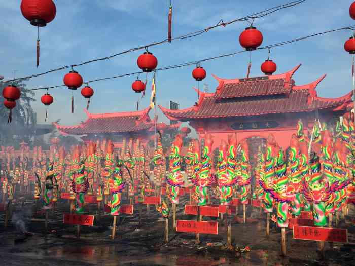 大伯公庙-"印象最深的是这个庙宇边上有卖很多五颜六.