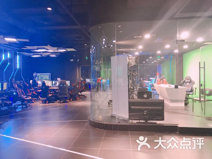 竞界电子竞技体验中心:高*的电竞中心,和朋友一