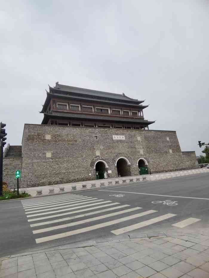 凤阳钟楼广场-"凤阳钟楼是一座新修建的城楼建筑,与鼓楼东.