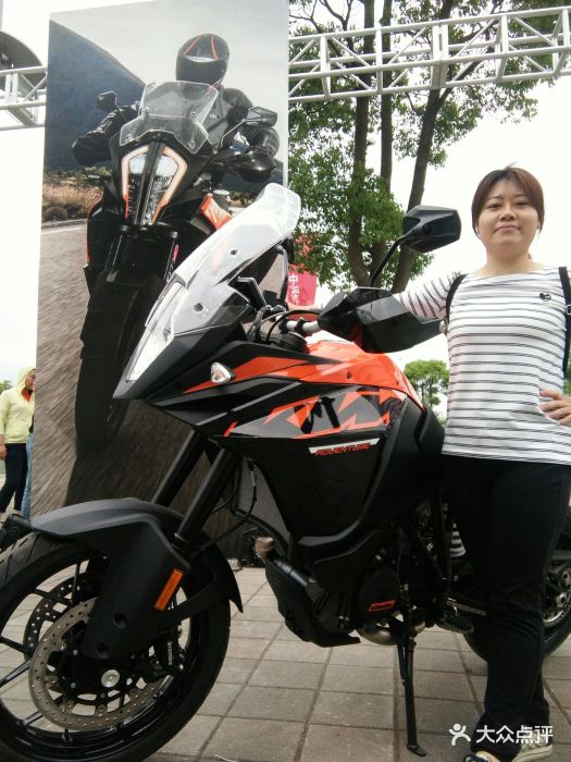 第一次看F1赛车比赛,其实真正比赛时间很短.