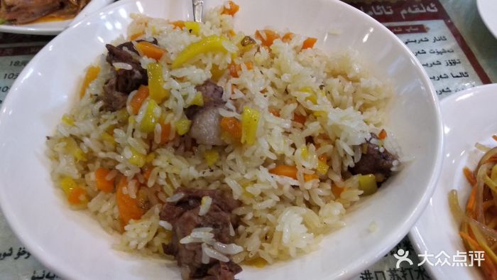 吐鲁番一家网红店,本地人游客都不少,好在.-艾