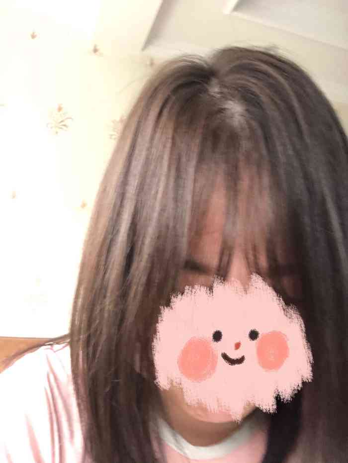 品慕私人订制-"在家闲着没事.我闺蜜帮我聊头发. 漂了好.