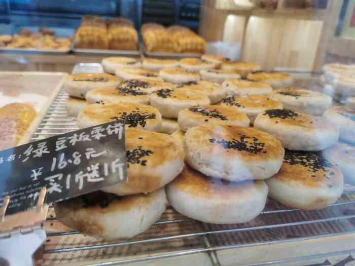 彭记酥铺"丹凤街车站旁,面头挺大,店面干净整洁,外-大众点评移动版