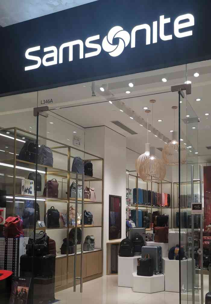 这个品牌箱包产品的店铺就在万象城的楼上,,这个品牌是著名的新秀丽