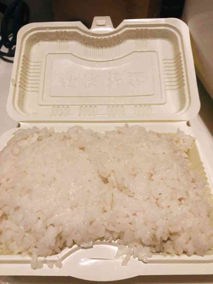 一共有三盒,一盒米饭一盒鸡肉,还有一盒紫菜汤,紫菜汤估计是送的吧,还