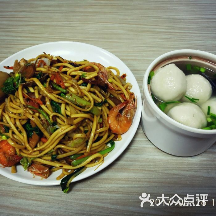 海鲜炒面加鱼丸汤
