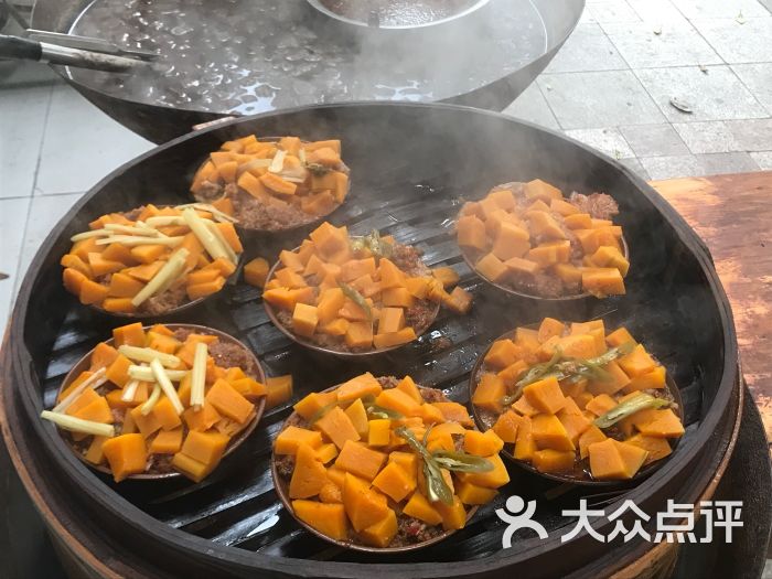 建哥川菜馆:这家馆子就是传说中的苍蝇馆子吧