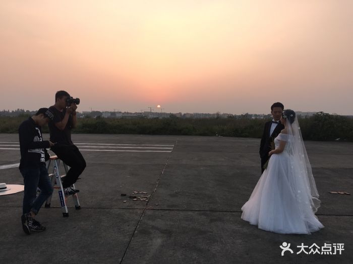 摄影师:曾琪化妆师:洋洋助理:小东客服:.-红豆