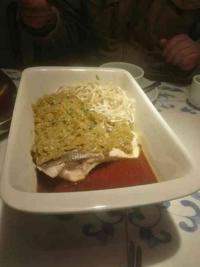 这家店在红豆万花城6楼,态度是还行,点了二个菜加2碗饭,二人吃够了