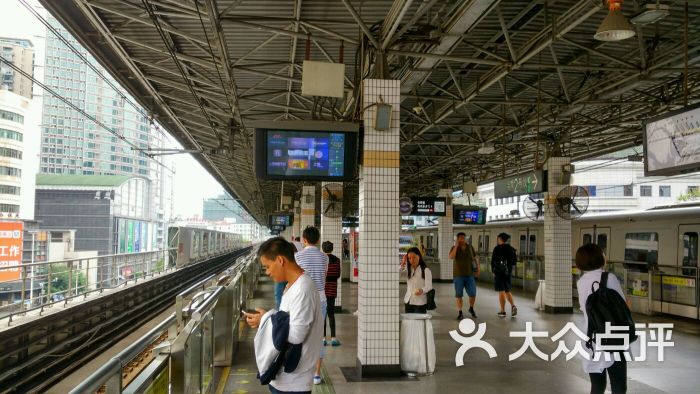 中山公园-地铁站三四号线站台图片 - 第1张