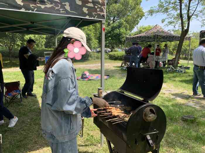 贡湖湾烧烤乐园-"在湿地公园里环境还是不错的.周末人