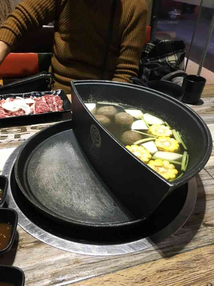 百年尾记牛肉火锅-"我是晚上来这里吃的首先我想说这里的服务态.