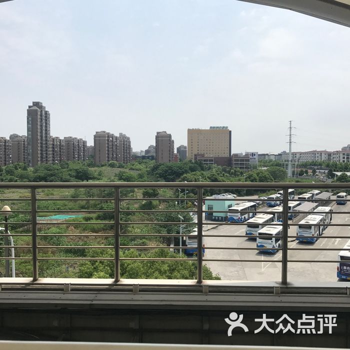 巨峰路-地铁站