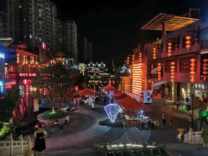 东方之梦商业街-"一个宝藏地,诧异于为什么没人,晚上的灯光.