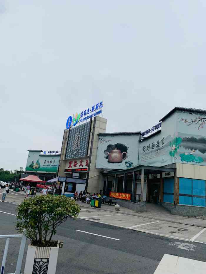 宜兴太湖服务区停车场-"天气太热了,回杭州的路上,在.