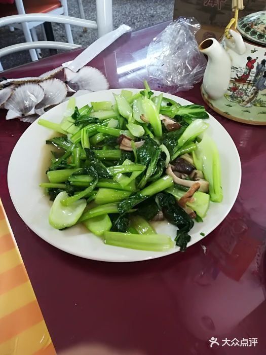 离蓬莱阁很近,一条街都是吃海鲜的小店。环.