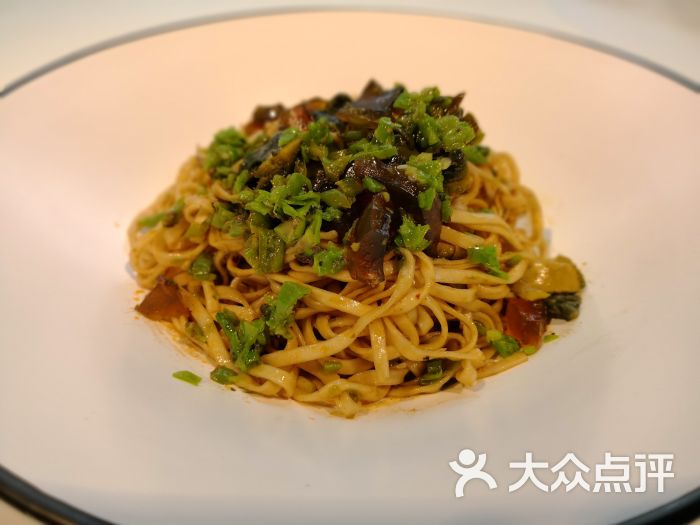 烧椒皮蛋拌面