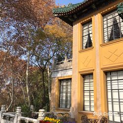 美龄宫位于南京市玄武区钟山风景名胜区内四方城以东的小红山上,正式