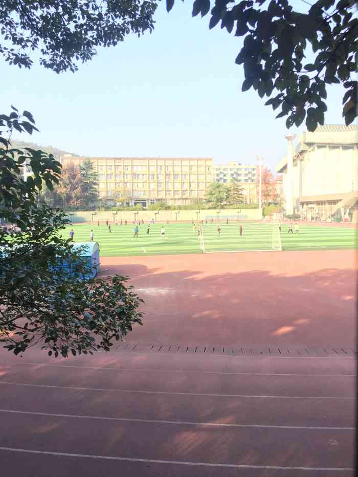 湖南大学体育馆-"湖南大学体育馆就在牌楼路的右侧,在