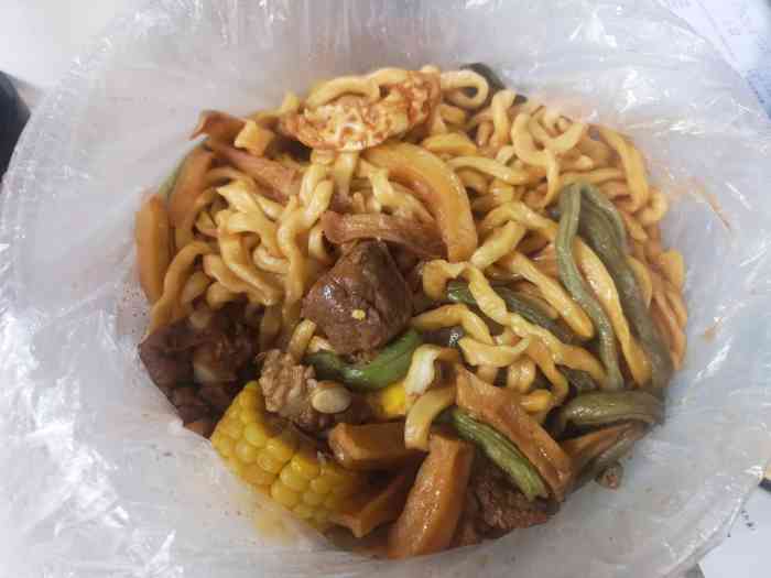 定的外卖 点的排骨豆角焖面 价格便宜 量真的超级大 味道有些腻 给了
