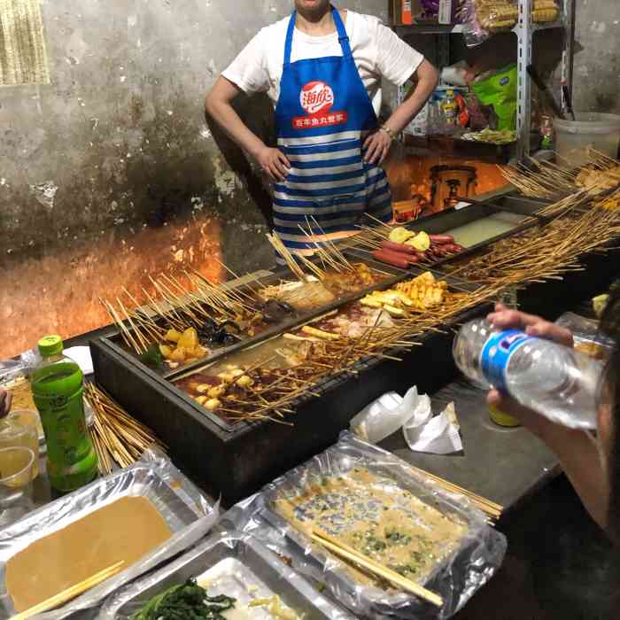 老刘麻辣烫串串香-"[薄荷]环境:很接地气的路边摊,去.