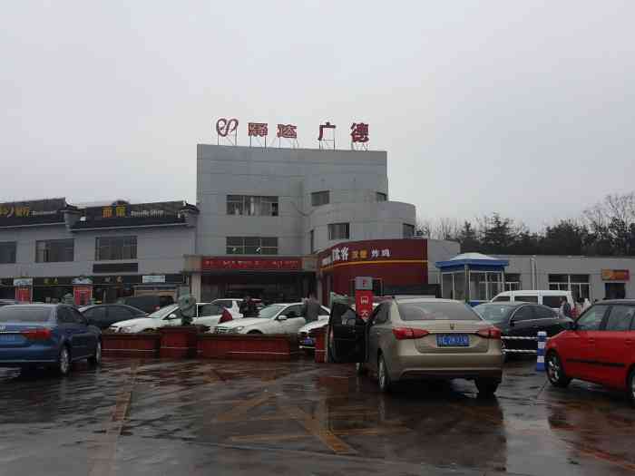 (广德服务区)加油站"那是一片连绵不断的山,途经了很多隧道.