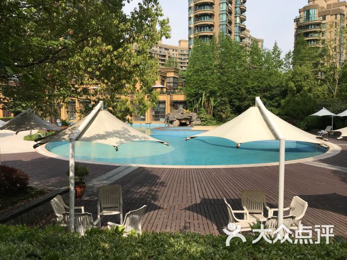 上海绿城:高级小区,里面很大,安保措施也.上海生