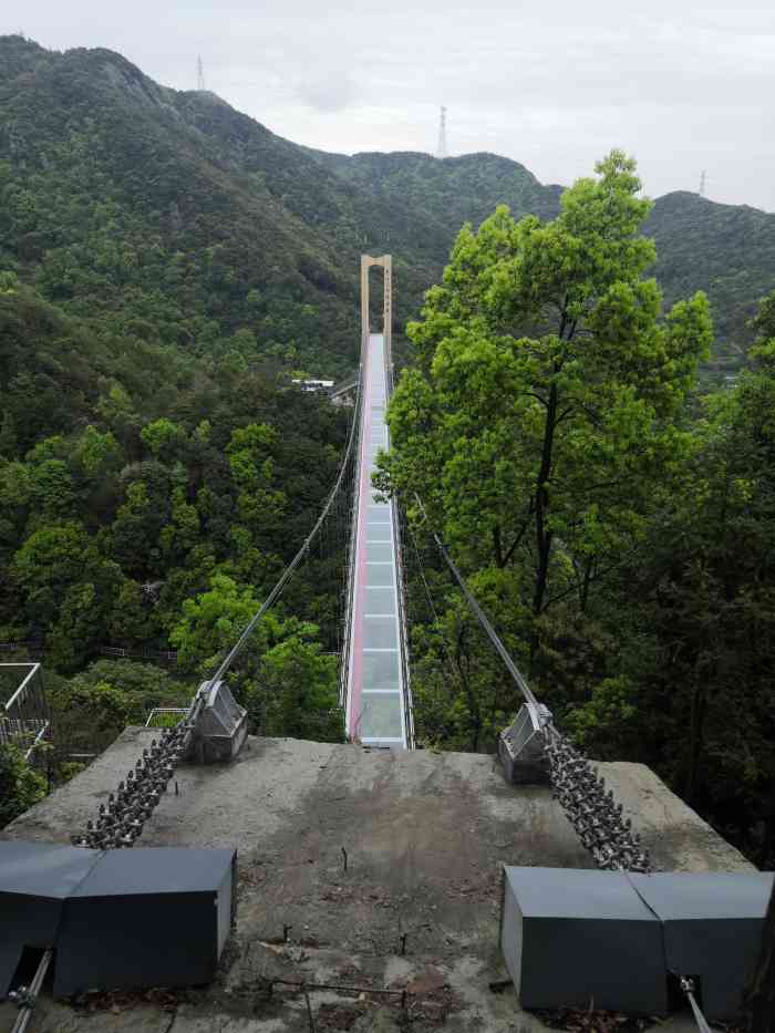 象山第一玻璃桥-"崭新透亮的玻璃桥,于并不知名的山野