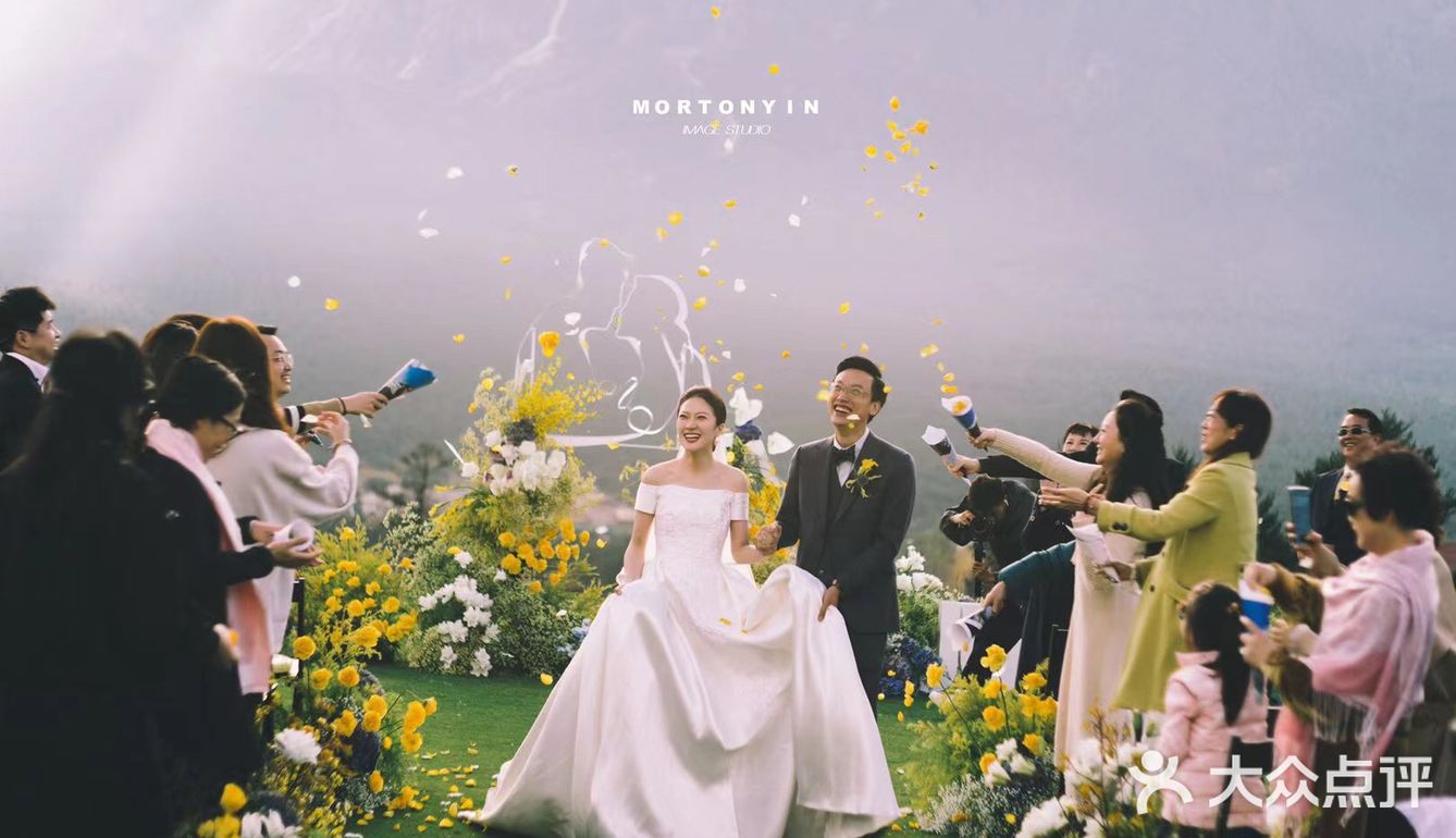 绝绝子的缎面婚纱 锁死草坪婚礼|昆明婚纱