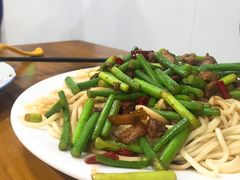 蒜苔炒肉拌面
